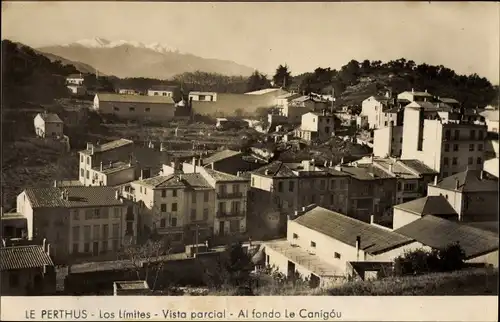 Ak Le Perthus Pyrénées Orientales, Los limites, Vista parcial, Al fondo Le Canigou