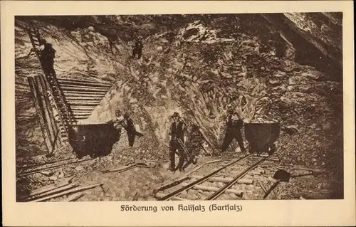 Ak Staßfurt im Salzlandkreis, Staatliches Salzbergwerk, Förderung von Kalisalz, Bergleute im Schacht