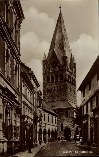 Ak Soest in Nordrhein Westfalen, Straßenpartie mit Blick auf Kirche St. Patroklus