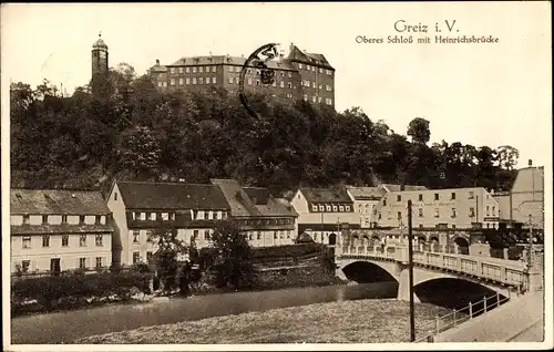 Ak Greiz in Thüringen, Partie an der Heinrichsbrücke, Blick auf Oberes Schloss