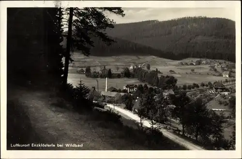 Ak Enzklösterle im Enztal Baden Württemberg, Waldpartie mit Blick auf Ortschaft und Umgebung