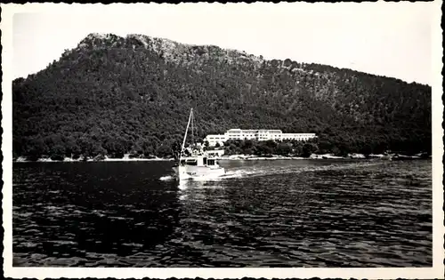 Ak Mallorca Balearische Inseln, Blick auf Hotel Formentor vom Wasser aus, Boot