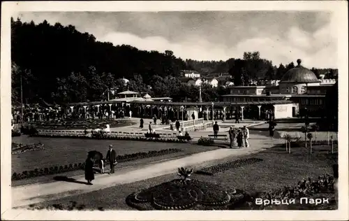 Ak Vrnjačka Banja Serbien, Partie im Park, Besucher, Promenade, Platz