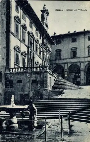 Ak Arezzo Toscana, Palazzo del Tribunale, Treppen, Brunnen, Palast