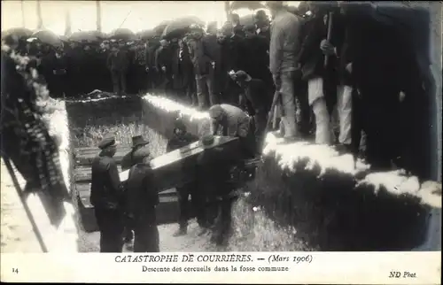 Ak Catastrophe de Courrières Mars 1906, Descente des cercueiles, Grubenunglück, Bestattung
