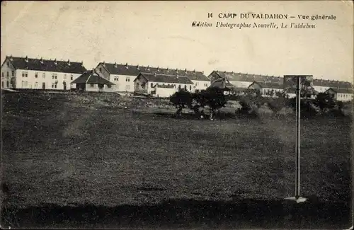 Ak Valdahon Doubs, Camp, Kaserne, Gebäude, Feld