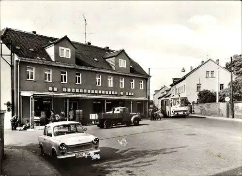 Ak Zwenkau in Sachsen, Straßenpartie an der HO Kaufhalle, Omnibus, Trabant, Ikarus Bus