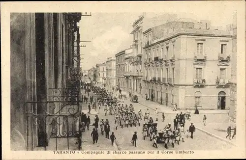 Ak Tarent Taranto Puglia, Compagnie di sbarco passano per il Corso Umberto, Straßenpartie, Soldaten
