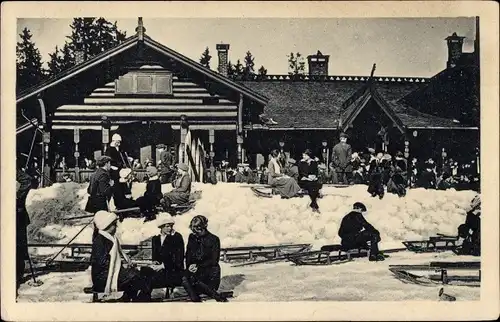 Ak Personen auf Schlitten vor einem Gasthaus, Skier, Winteransicht