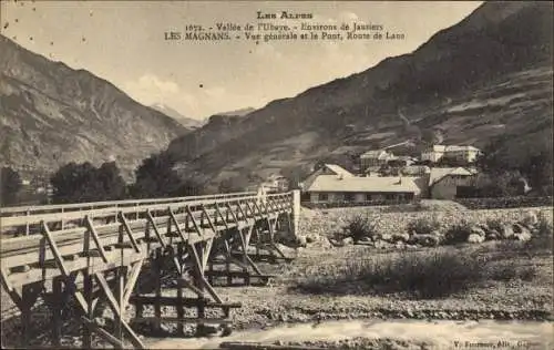Ak Jausiers Alpes de Haute Provence, Les Magnans, Gesamtansicht mit Brücke