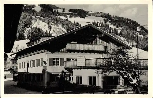 Foto Ak Bolsterlang Oberallgäu, Blick auf Gasthaus, Berg, Wald