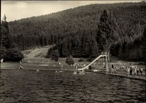 Ak Meura im Thüringer Wald, Waldbad Wittgendorf im Augrund, Wasserrutsche