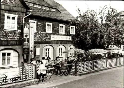 Ak Schönbach in der Oberlausitz, Straßenpartie mit Blick auf die Milchbar Oberlausitz