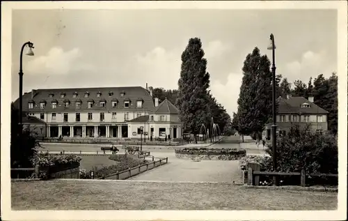 Ak Bad Saarow Pieskow Kreis Oder Spree, Partie am Bahnhofsplatz, Bäckerei, Schuhwaren, Apotheke