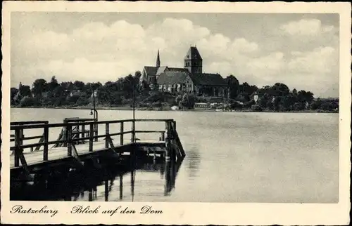 Ak Ratzeburg in Schleswig Holstein, Blick übers Wasser auf den Dom, Steg