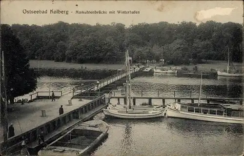 Ak Kołobrzeg Kolberg Pommern, Blick auf die Maikuhlenbrücke mit Winterhafen 	