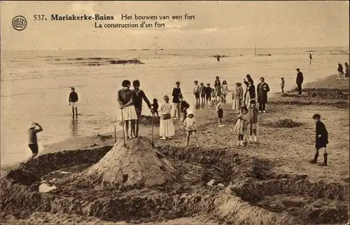 Ak Mariakerke Bains Ostende Westflandern, Badegäste am Strand, Konstruktion einer Sandburg