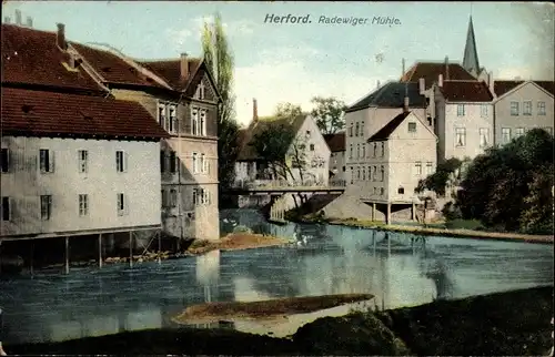 Ak Herford in Nordrhein Westfalen, Radewiger Mühle, Flusspartie mit Teilansicht der Stadt