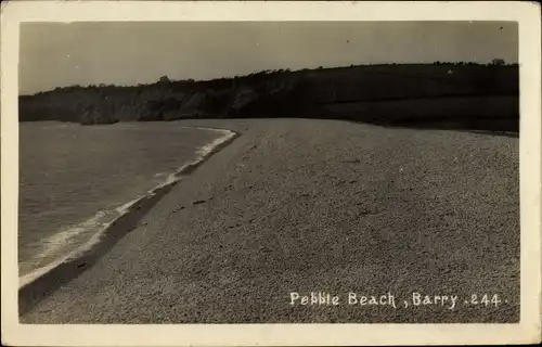 Foto Ak Barry Wales, Pebble Beach, Strandpartie und Steilküste