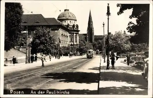 Foto Ak Poznań Posen, Straßenpartie an der Paulikirche, Passanten, Straßenbahn