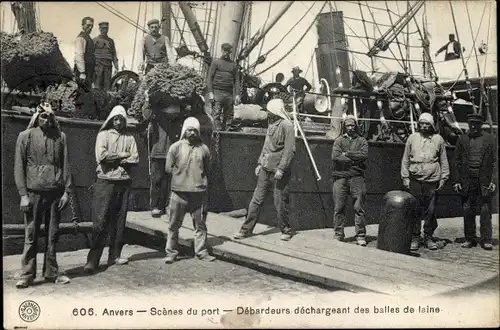 Ak Antwerpen Anvers Flandern, Debardeurs dechargeant des balles de laine, Hafenarbeiter