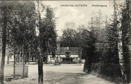 Ak Kaiserslautern in Rheinland Pfalz, Partie am Waldeingang mit Blick zum Springbrunnen