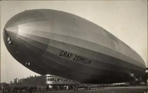 Foto Ak Graf Zeppelin, Starrluftschiff über einem Landeplatz