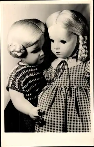 Ak Sonneberg in Thüringen, Deutsches Spielzeugmuseum, Sonneberger Puppenpaar 1950
