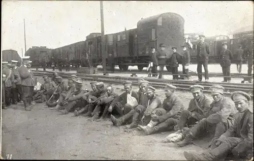 Ak Königsbrück in der Oberlausitz, Kriegsgefangene, Gefangene russische Soldaten am Bahnhof