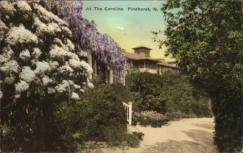 Ak Pinehurst North Carolina USA, At the Carolina, Parkansicht, blühende Bäume