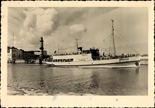 Ak Warnemünde Rostock, Seebäderschiff Undine bei der Abfahrt zum Gedser Feuerschiff, Leuchtturm