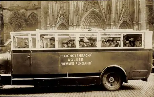 Foto Ak Köln am Rhein, Höchstenbachs Kölner Fremden Rundfahrt, Gruppenbild im Bus, Kölner Dom