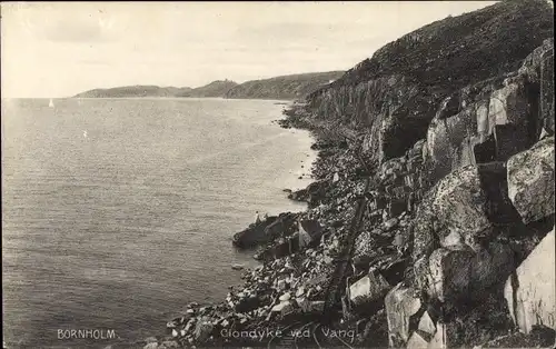 Ak Bornholm Dänemark, Clondyke ved Vang, Felsenküste, Schienen