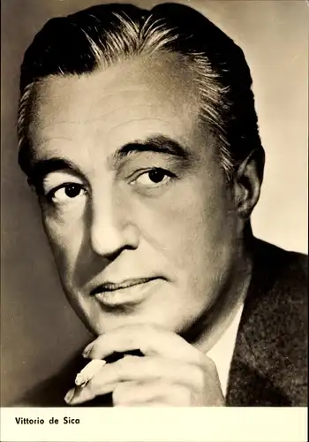 Ak Schauspieler Vittorio de Sica, Portrait mit Zigarette, Väter und Söhne, Progress Starfoto