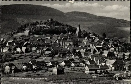 Ak Eversberg Meschede im Sauerland, Blick auf Ortschaft und Umgebung, Gasthof, Inh. Anton Dröge