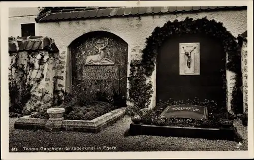 Ak Rottach Egern im Kreis Miesbach Oberbayern, Blick auf das Thoma Ganghofer Grabdenkmal