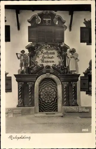 Ak Ruhpolding im Kreis Traunstein Oberbayern, Blick auf den Eingang vom Rathaus und Heimatmuseum