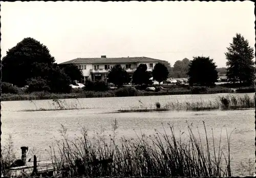 Ak Einfeld Neumünster in Schleswig Holstein, Partie am See mit Blick zum Haus