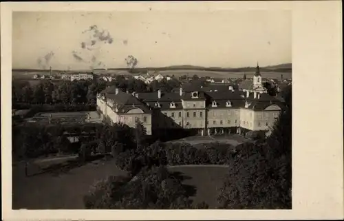 Ak Dobříš Doberschisch Reg. Mittelböhmen, Blick auf das Schloss, Umgebung