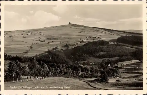 Ak Neuhausen im Kreis Mittelsachsen, Blick zum Ort im Tal, Schwartenberg im Hintergrund