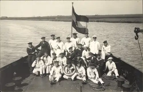 Foto Ak Deutsche Matrosen an Bord eines Minsuchbootes, 1. Minensuch Halbflottille
