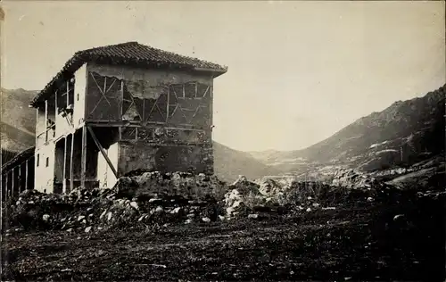 Foto Ak Prilep Mazedonien, Karawanserei, Altes Fachwerkhaus, Gebirge, I. WK