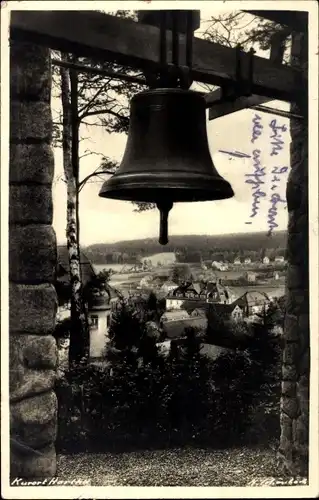 Ak Hartha Hintergersdorf Tharandt im Erzgebirge, Blick unter der Kirchenglocke hindurch zum Ort