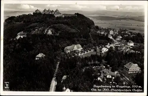 Ak Augustusburg im Erzgebirge, Fliegeraufnahme, Stadtpanorama, Anhöhe, Klinke 13703