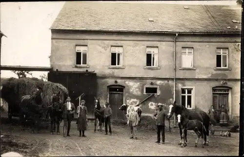 Foto Ak Szene auf einem Bauernhof, Pferd mit Fohlen