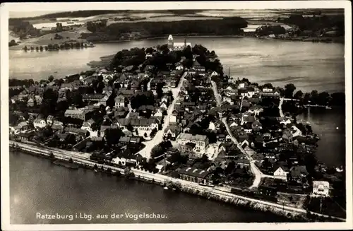 Ak Ratzeburg in Schleswig Holstein, Blick auf den Ort aus der Vogelschau, Bahnhof, Bahnstrecke