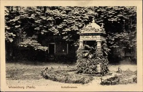 Ak Wiesenburg in der Mark, Blick auf den Schlossbrunnen