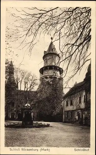 Ak Wiesenburg in der Mark, Ansicht vom Schlosshof
