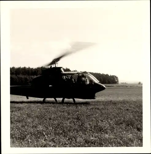 Foto Hubschrauber auf einem Feld
