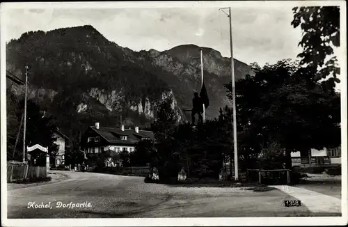 Ak Kochel am See in Oberbayern, Dorfpartie, Denkmal